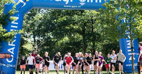 Illustratie van een sportevenement met de tekst 