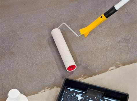 het aanbrengen van primer met een roller