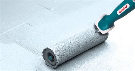 het aanbrengen van de topcoating met een roller