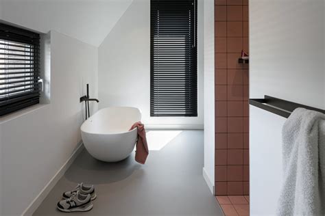 een moderne badkamer met een gietvloer