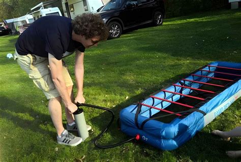 Illustratie van het oppompen van de Decathlon Camp Bed Air 70 met een handpomp