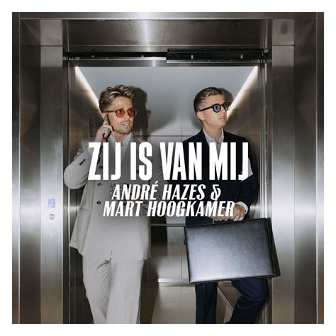 foto van André Hazes jr. en Mart Hoogkamer die samenwerken