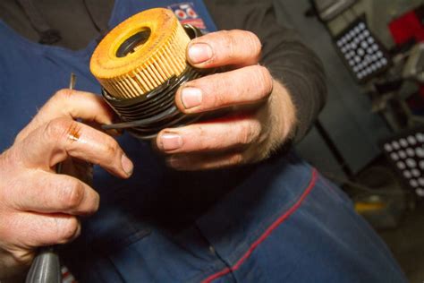 Illustratie van het plaatsen van een nieuw oliefilter en O-ring