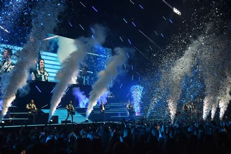 een sfeerfoto van een vorig FunX Awards gala met artiesten op het podium en publiek dat juicht