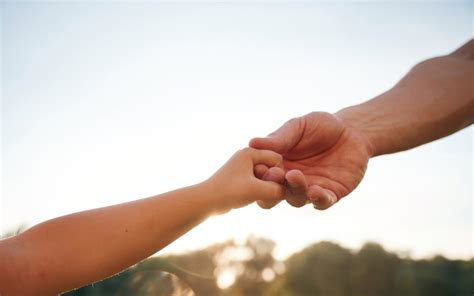 Een kind dat zorg draagt voor een ouder, symbolisch voor de KOPP/KOV-situatie.