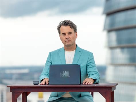 Infographic over de opzet van het programma Hufterproef met verborgen camera's en deskundigen