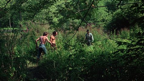 Een scène uit I Spit on Your Grave (1978) die de isolatie van het bos benadrukt.