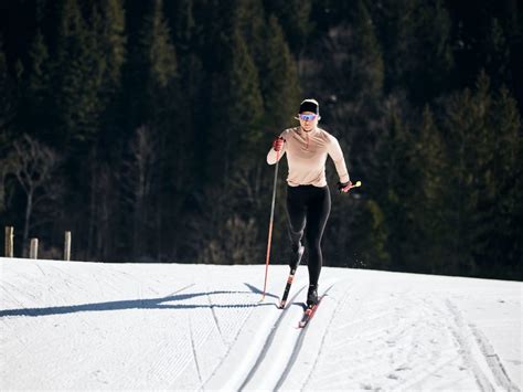 Illustratie van de diagonale pas bij klassiek langlaufen