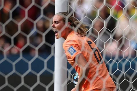 Foto van Marianne Vos die juicht na haar overwinning in de World Cup Waterloo 2021.