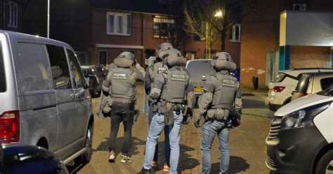 Politieteam in actie in de stadse omgeving van Manchester