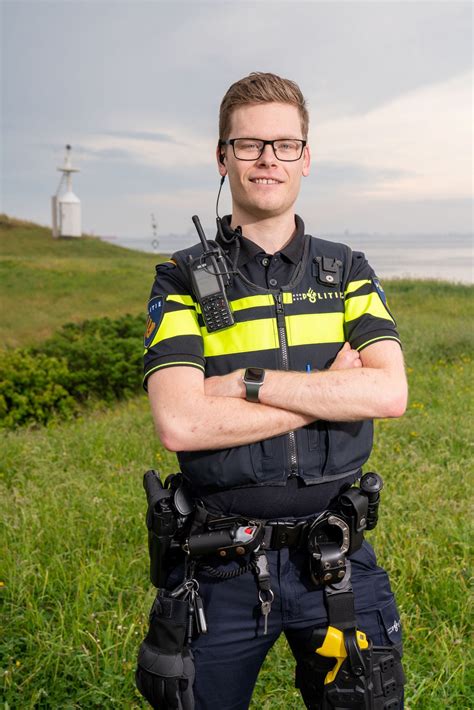 Illustratie van een politieman die een aanwijzing onderzoekt in een stedelijke omgeving