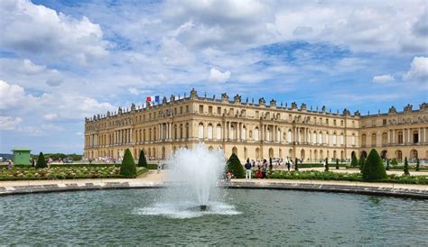 Themafoto van Marie Antoinette in Versailles, met focus op de weelde van het hof