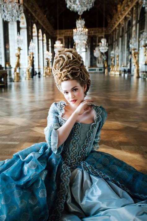 Afbeelding van Emilia Schüle als Marie Antoinette