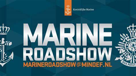 Actiefoto van de Marine Roadshow met klimtoestellen en rubberboten