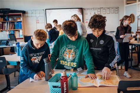 Foto van leerlingen die een presentatie geven of samenwerken aan een project.