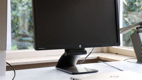 Voorbeeld van kalibratiesoftware op een computer, met een monitor op de achtergrond.