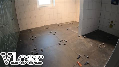 Lijst met benodigd materiaal voor het betegelen van een douchewand (gereedschap, tegels, lijm, voegmiddel)