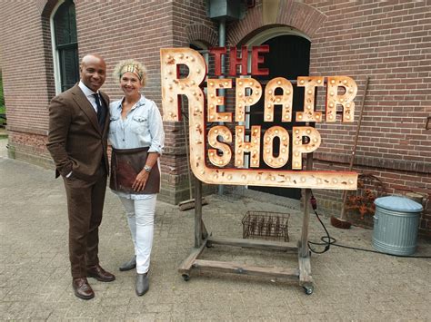 Restaurateur aan het werk in The Repair Shop