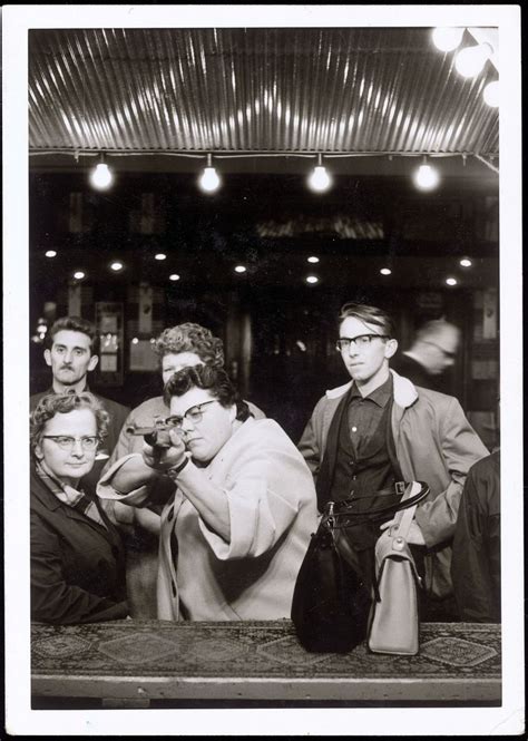 Foto van een jonge Ria van Dijk met een luchtbuks