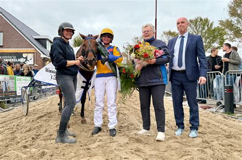foto van paard Onse Cavallo met pikeur Krista Timmer na de overwinning