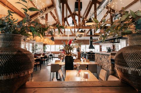 Een sfeervolle foto van het interieur van Grand Café Luxor met de menukaart op tafel.