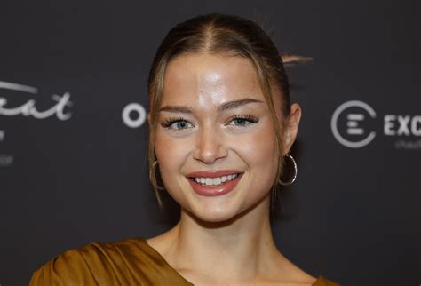 Fenna (Stefania Liberakakis) probeert Jesse voor zich te winnen