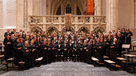 Illustratie van een koor dat zingt, met bladmuziek en instrumenten op de achtergrond.