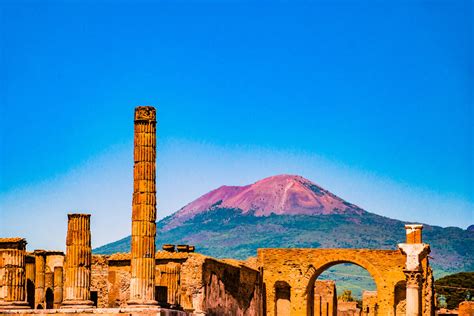 Illustratie van het oude Pompeï met de Vesuvius op de achtergrond