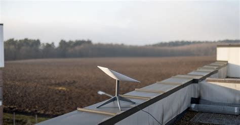 Professioneel uitgerichte satellietschotel op een dak.