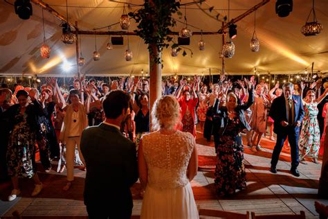 Een scène van de bruiloft van Jack en Carolyn, met gasten die de ceremonie bijwonen.