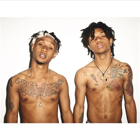 Swae Lee van Rae Sremmurd gooit ananas kapot op het podium