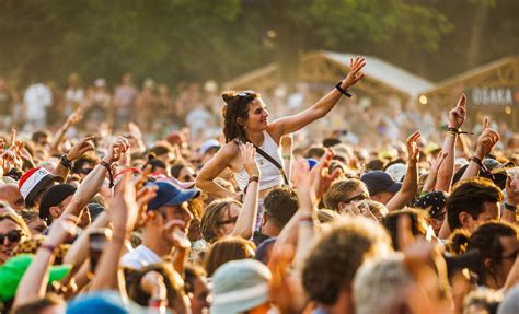 Publiek dat crowdsurft tijdens een hiphop optreden