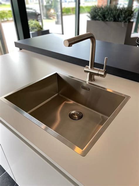 Illustratie van een schone en glimmende RVS gootsteen