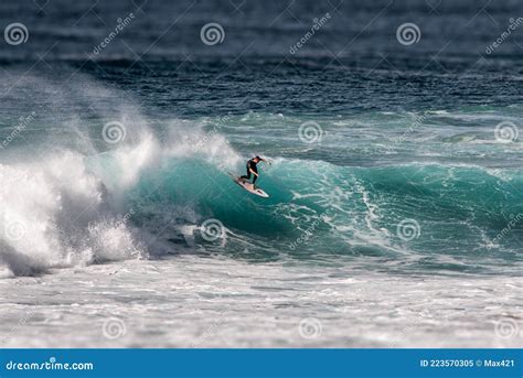 Foto van een vrouw die surft op Bali