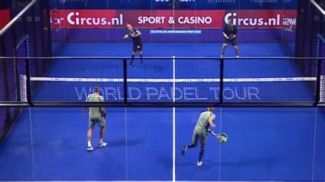 Foto van een padelwedstrijd met de nadruk op actie en intensiteit.