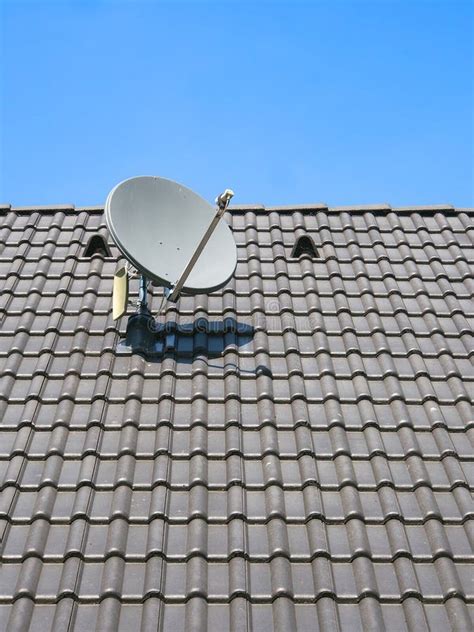 Afbeelding van een satellietschotel gemonteerd op een balkon