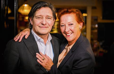 Pierre Bokma in kostuum als de criminele psychopaat Stanley