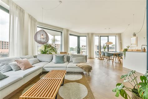 Voor en na foto van een opgeruimde woonkamer na deelname aan 'Je Huis op Orde'