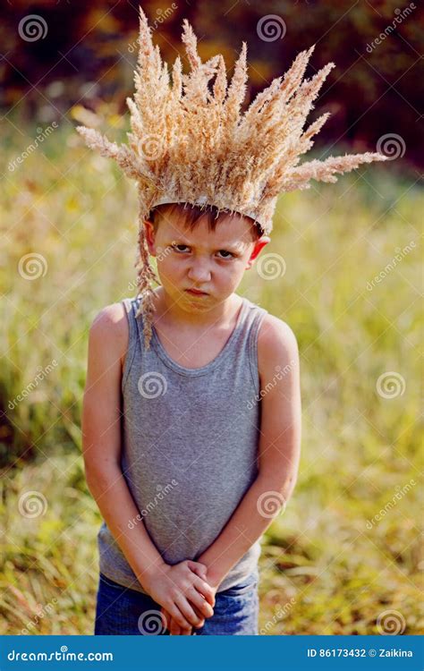 Danseres met zwaard op het hoofd