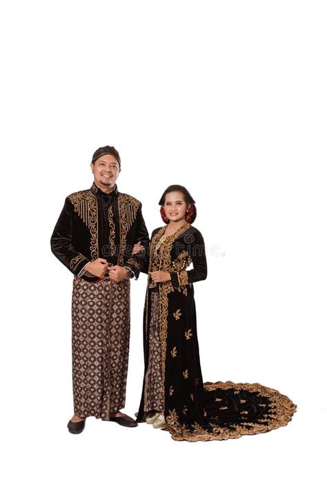 Illustratie van traditionele Javaanse kleding en symbolen die de mix van religieuze invloeden weergeven.