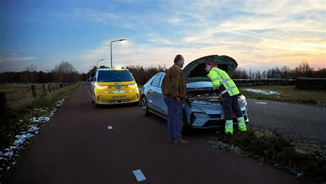 Illustratie van een auto die een andere auto volgt op een bosweg