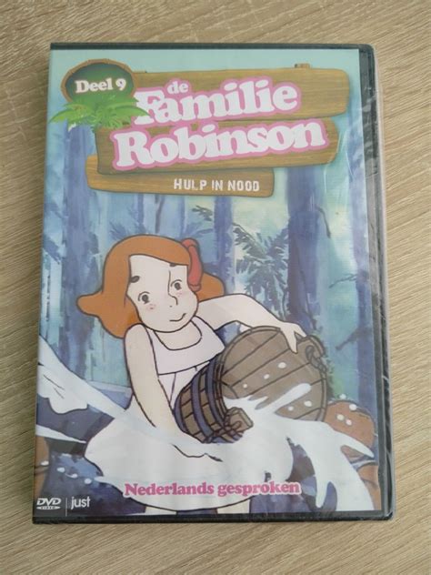 Illustratie van de familie Robinson die met een vlot de stormachtige zee oversteekt.