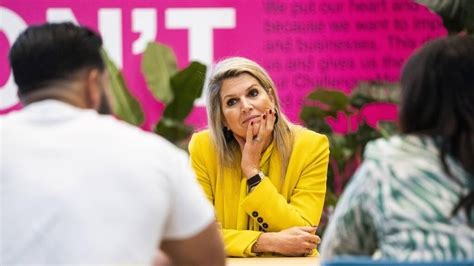 Numidia en Ouassima in gesprek met familie in Marokko