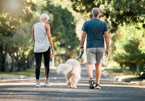 Man en vrouw die samen sporten in een park
