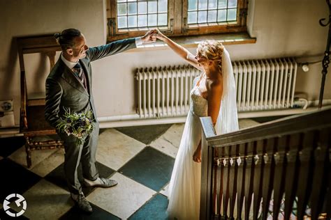 Een bruidspaar wordt gefotografeerd door een discrete fotograaf