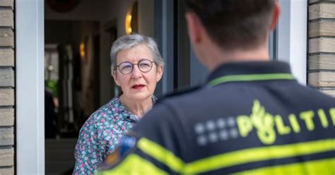 Illustratie van een nepagent die een oudere oplicht