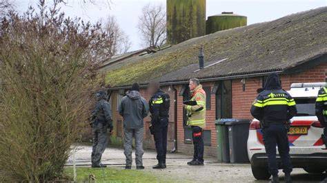 Foto van een politieonderzoek bij een vermoedelijk drugslab