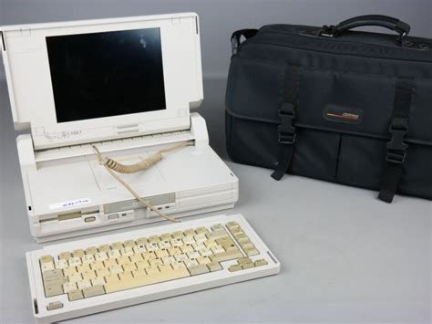 Laptop met filmsite en een tas met DVD's