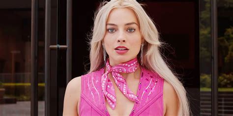 Poster van de aankomende live-action Barbiefilm met Margot Robbie