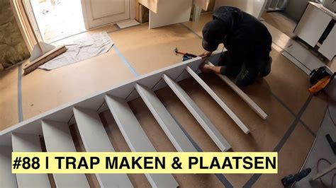 Illustratie van verschillende manieren waarop tapijt aan een trap bevestigd kan zijn (spijkers, lijm)